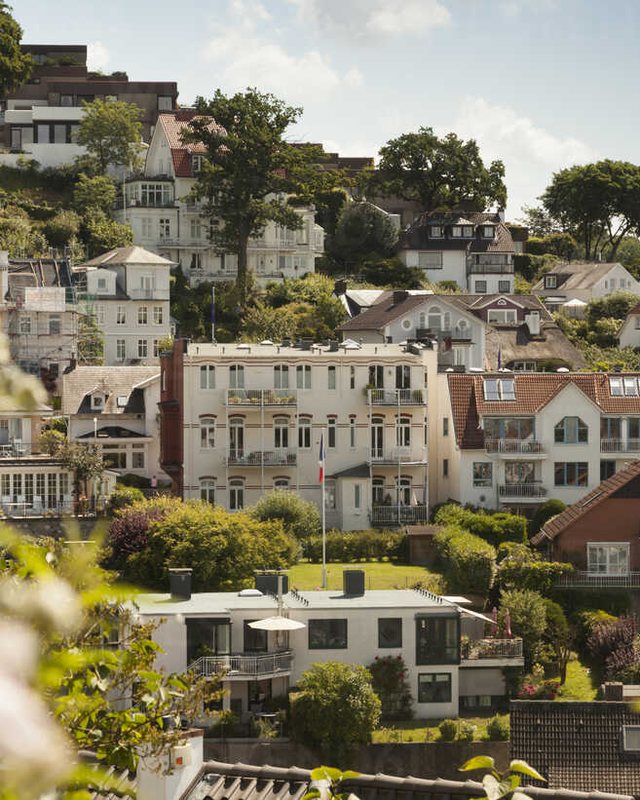 Villas and town houses on the Elbe slope in Hamburg’s Elbvororte